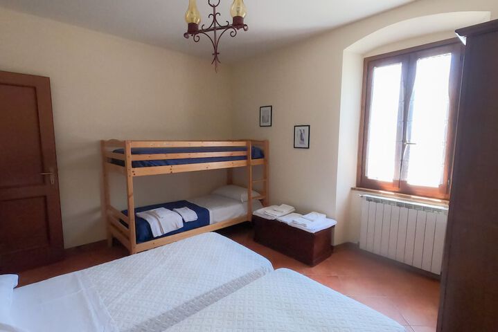 Room 4 of 32