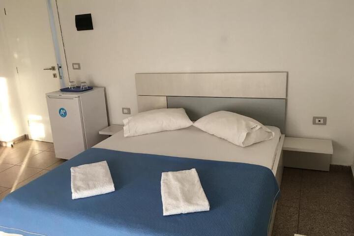 Room 8 of 37
