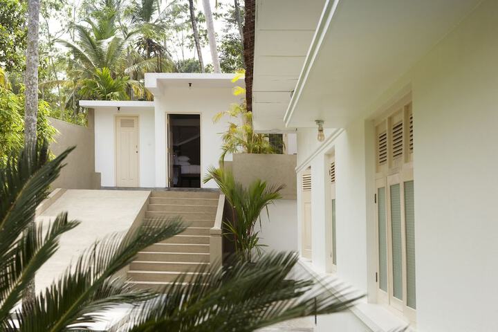 Hotel Exterior 38 of 72