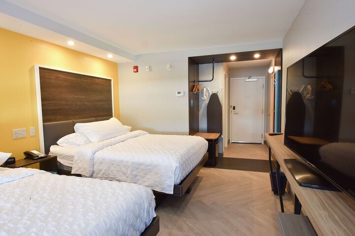 2 Queen Beds (6 of 12)