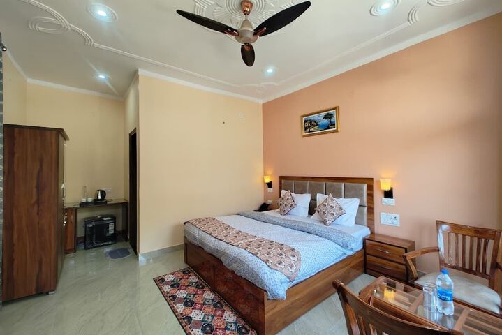 Room 3 of 38
