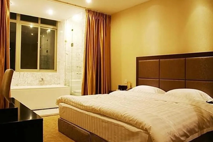 Room 4 of 17