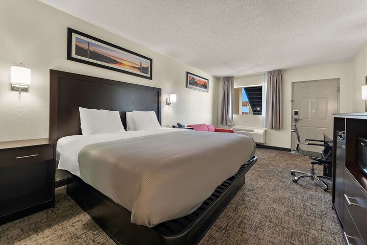 1 King Bed (3 of 12)