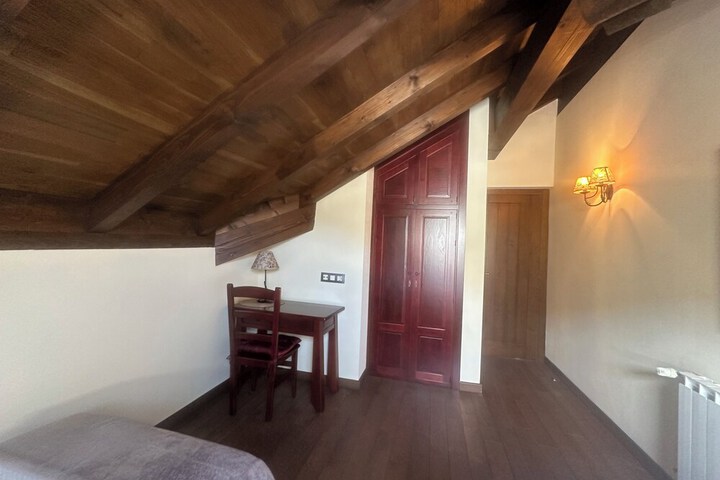 Room 28 of 77