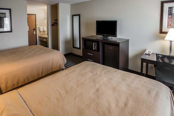2 Queen Beds (2 of 7)