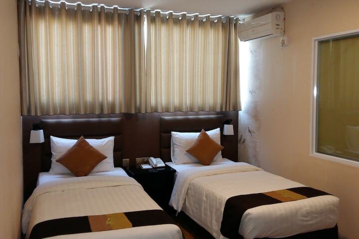 Room 27 of 38