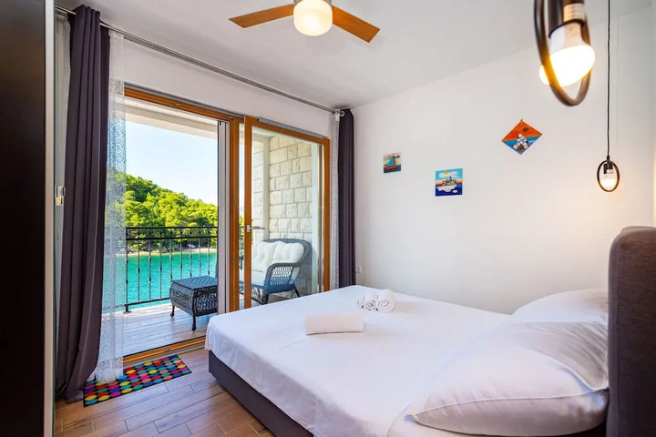 Room 6 of 17