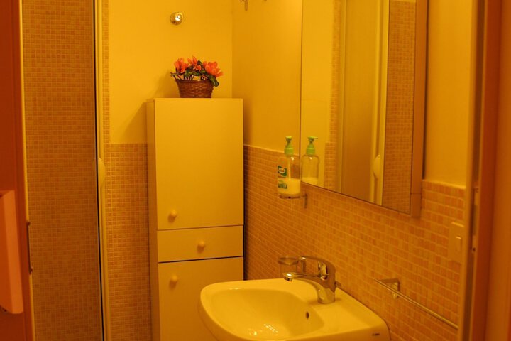 Room 28 of 49