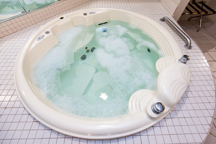 Jetted tub