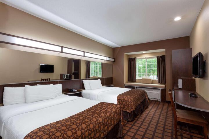 1 Queen Bed Accessible Room (10 of 19)