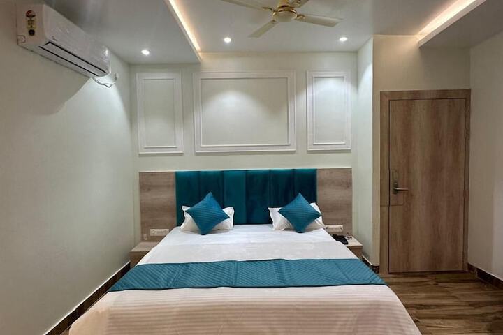 Room 6 of 18