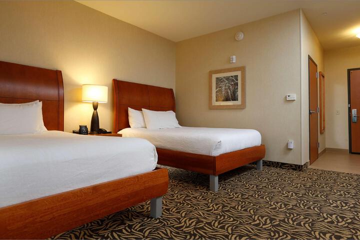 2 Queen Beds (6 of 11)