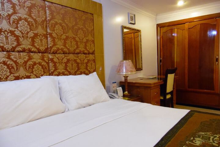 Room 9 of 40