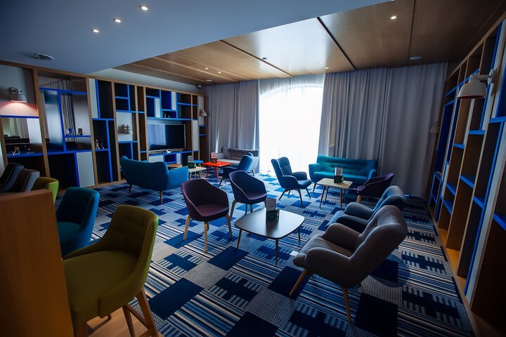Lounge 70 of 84