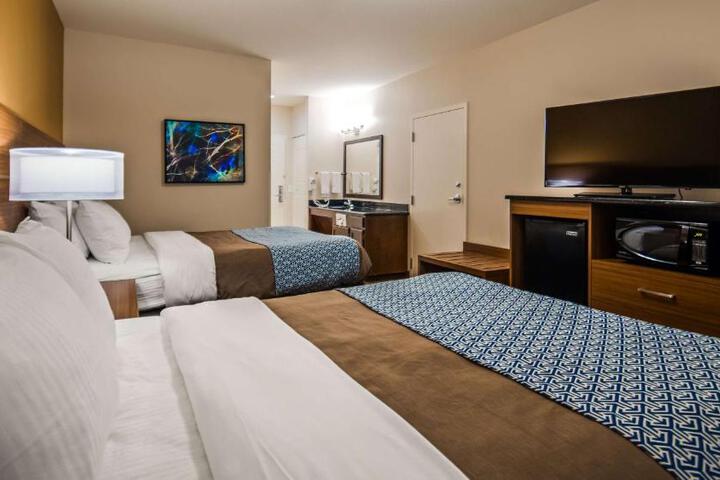 2 Queen Beds Microwave and Refrigerator WiFi Full Breakfast (2 of 19)
