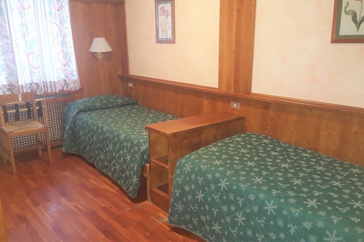 Room 4 of 16