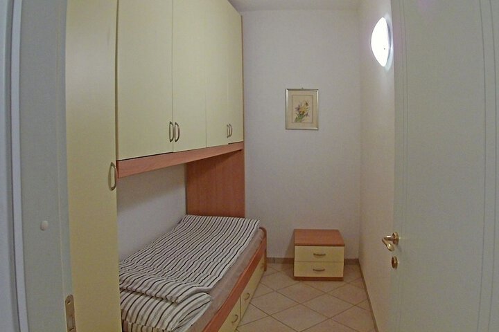 Room 4 of 25