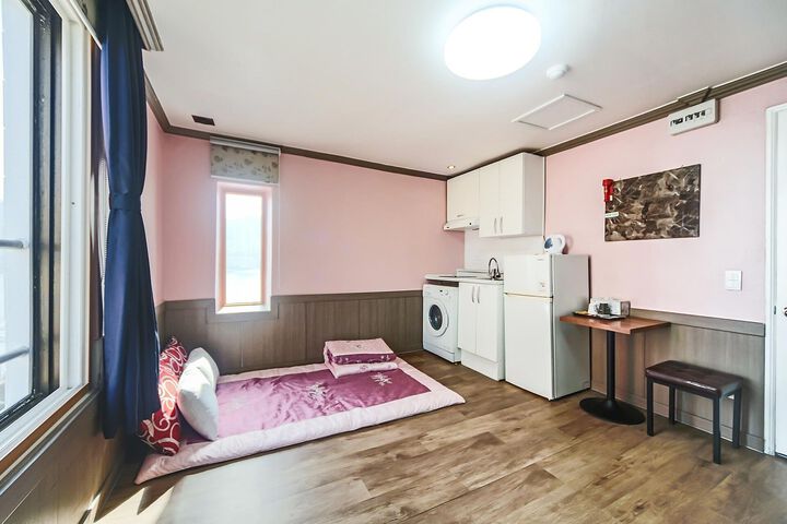 Room 8 of 33