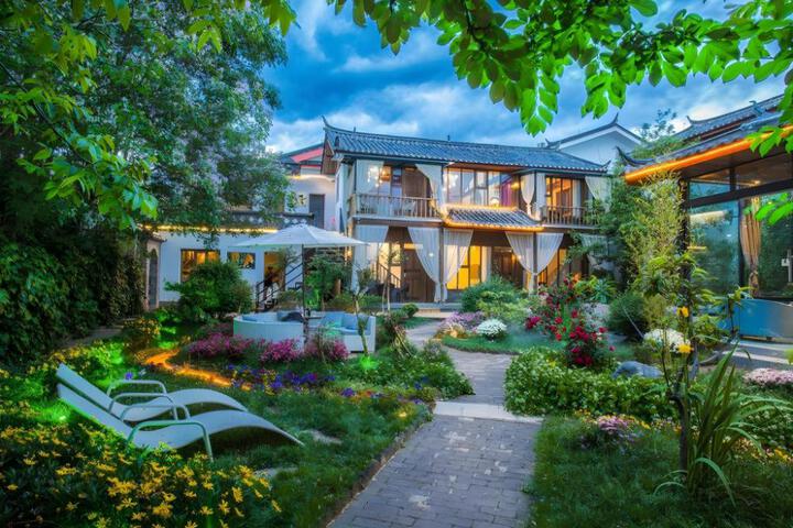 Floral Lux Hotel· jiupintang  hotel in Lijiang