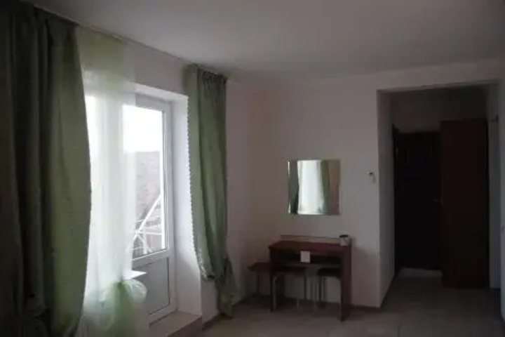 Room 5 of 9