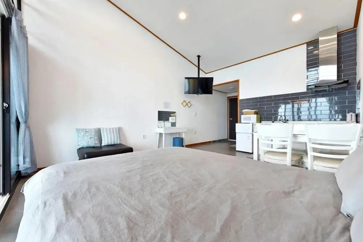 Room 4 of 14