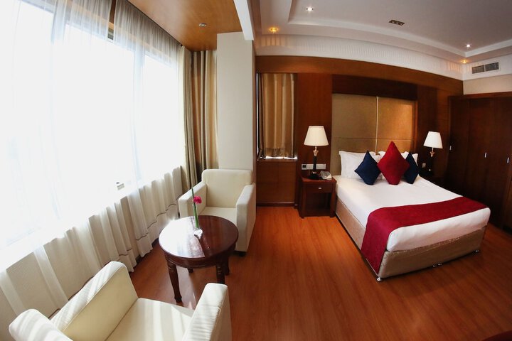 Room 9 of 76