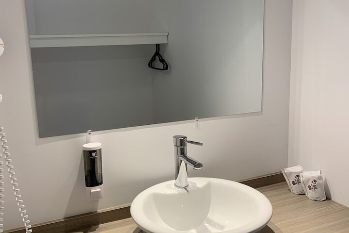 Room 16 of 38