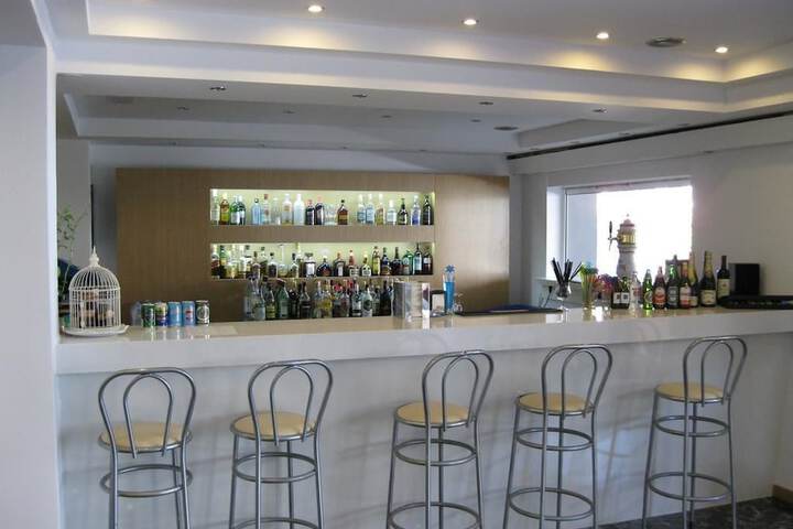 Lounge 14 of 19