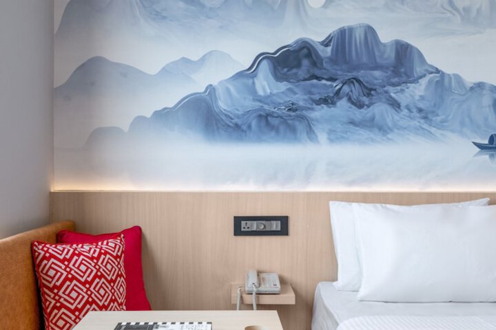 Room 13 of 80