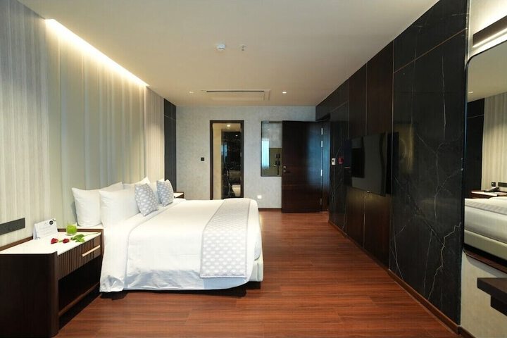 Room 10 of 16