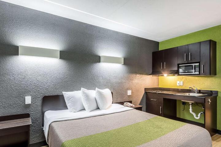 1 Queen Bed Kitchen (6 of 21)