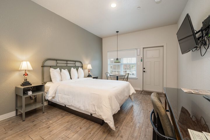 Superior Room 1 Queen Bed (126 of 168)