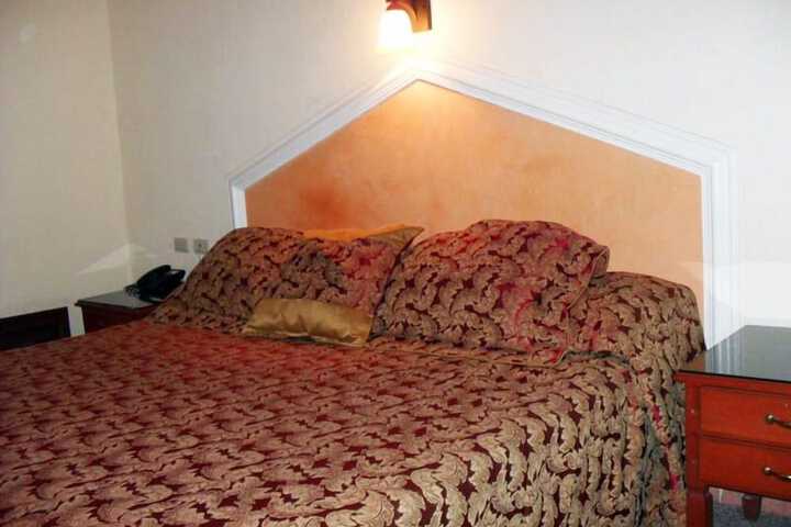 Room 9 of 28