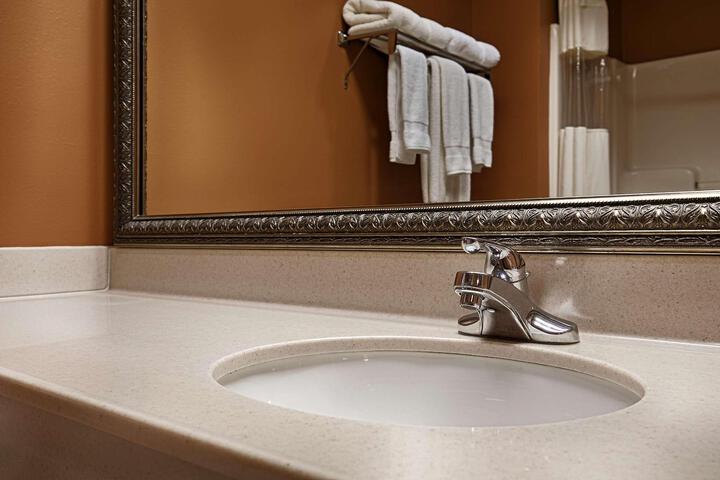2 Queen Beds High Speed Internet Accessible Microwave and Refrigerator, Coffee Maker, Hairdryer Full Breakfast (3 of 6)