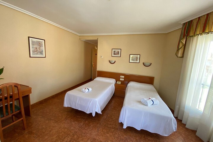 Room 6 of 28