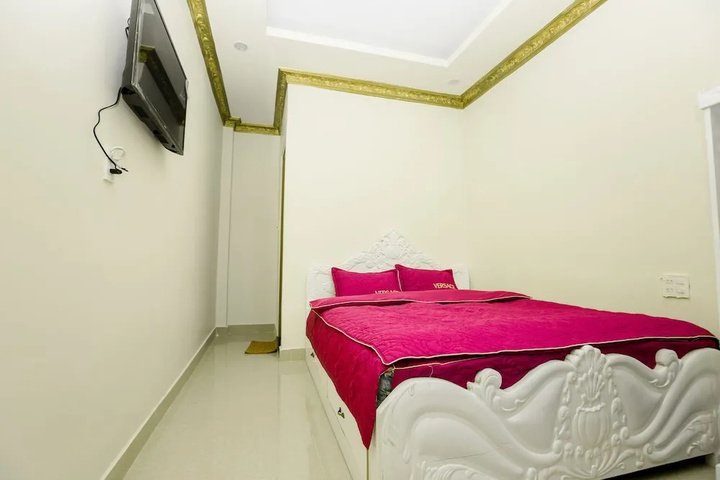 Room 4 of 13
