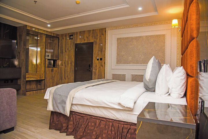 Room 14 of 98