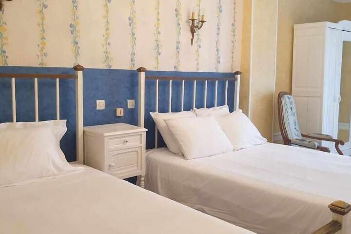 Room 4 of 8