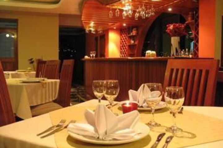Dining 8 of 29
