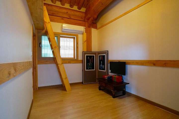 Room 4 of 73