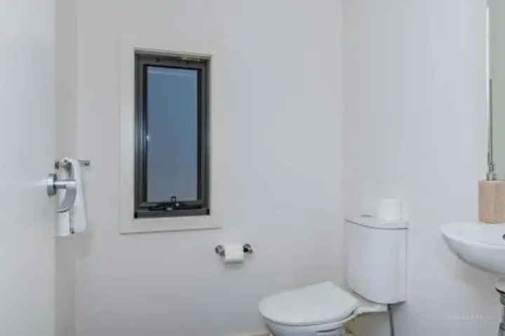 Room 10 of 18