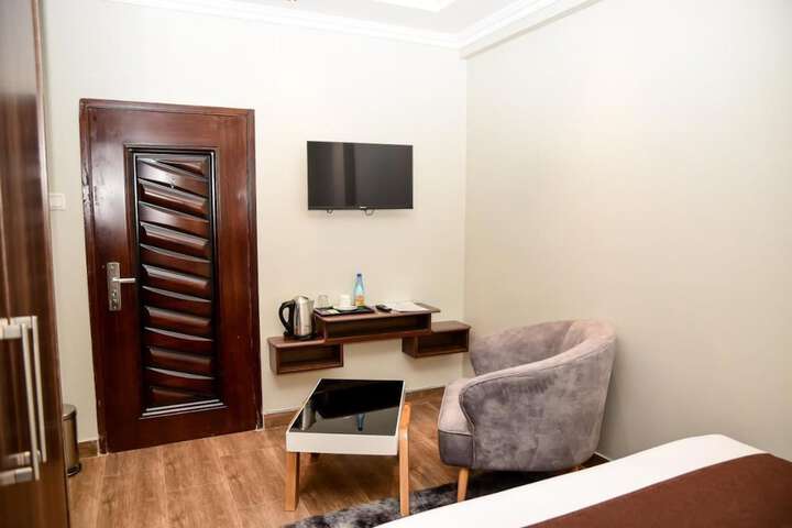 Room 13 of 32