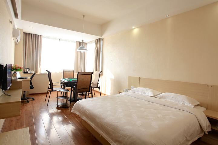 Room 7 of 12