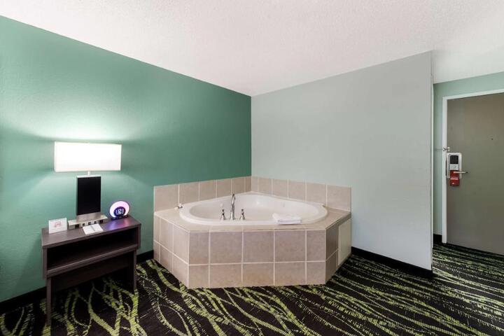 1 Queen Bed (11 of 15)