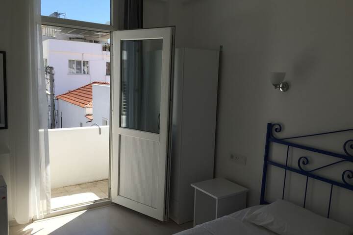 Room 6 of 33
