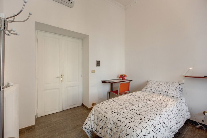 Room 4 of 33