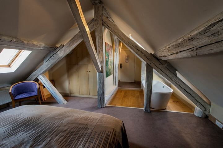 Room 9 of 32