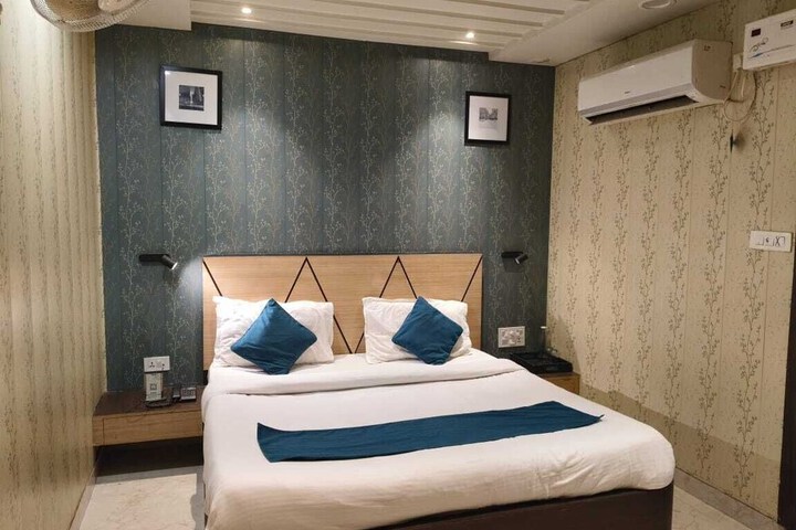 Room 7 of 9