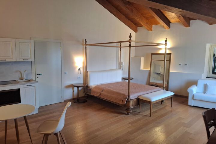 Room 12 of 84