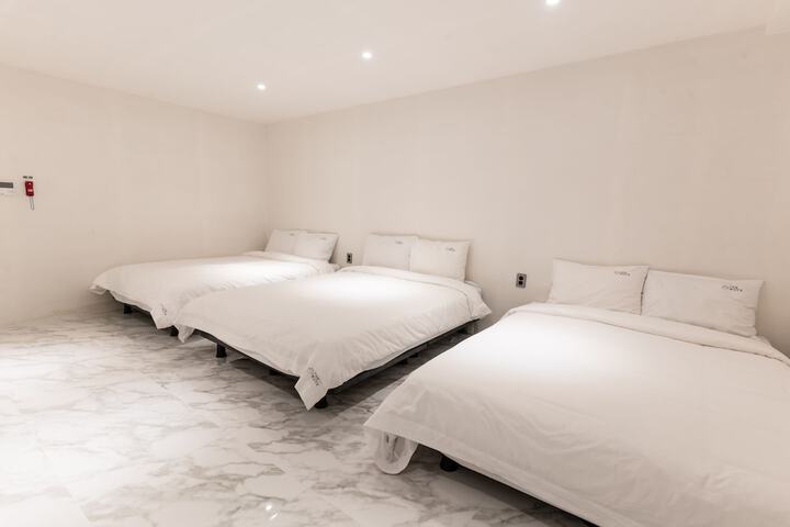 Room 6 of 40